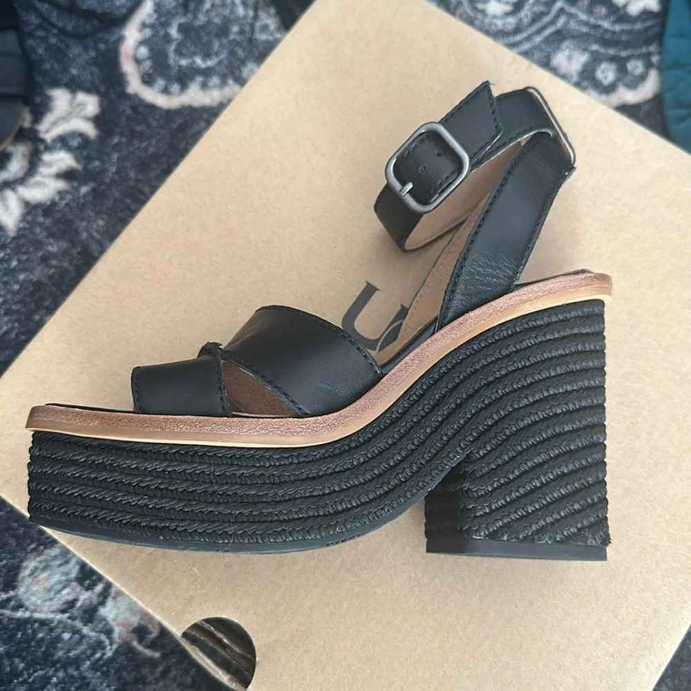 UGG - Picture 3 of 5